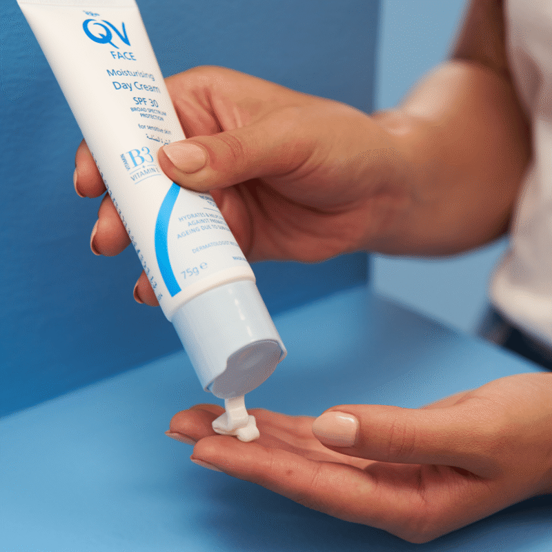 كيوفي كريم نهاري مرطب للوجه مع عامل حماية من الشمس SPF30 للبشرة الحساسة - 75جم