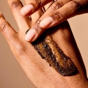 مقشر لتفتيح الجسم بملح البحر والنياسيناميد من اكيور - 177مل