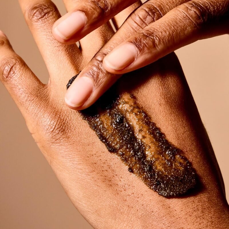 مقشر لتفتيح الجسم بملح البحر والنياسيناميد من اكيور - 177مل